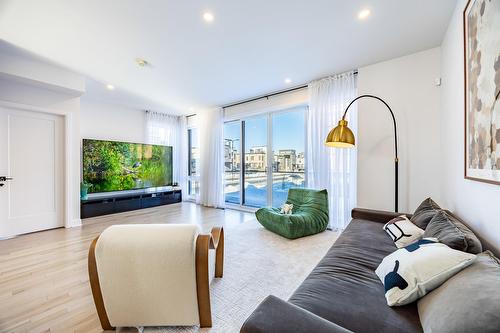 Salon - 111 Av. Des Chênes, Candiac, QC 