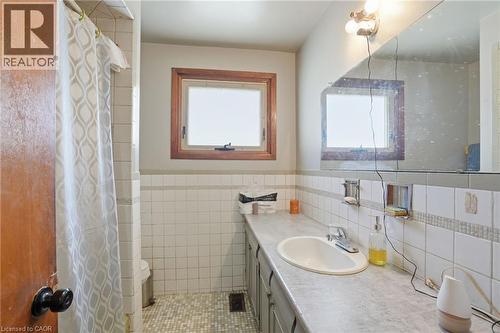 57 Gainsborough Road, Hamilton, ON - Indoor Photo Showing Bathroom