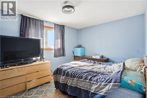 57 Gainsborough Road, Hamilton, ON - Indoor Photo Showing Bedroom