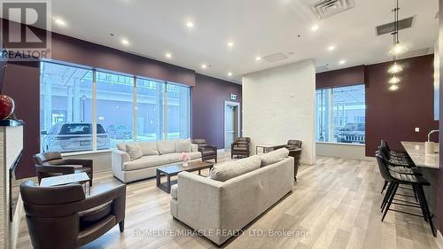 607 - 560 North Service Road, Grimsby, ON - Indoor Photo Showing Living Room