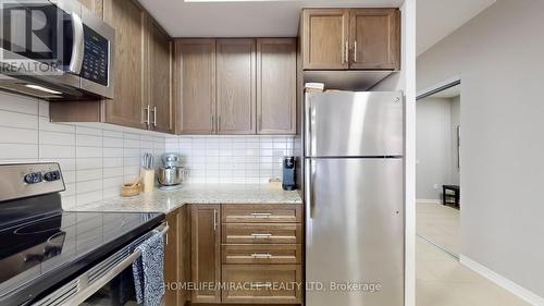 607 - 560 North Service Road, Grimsby, ON - Indoor Photo Showing Kitchen With Stainless Steel Kitchen With Upgraded Kitchen