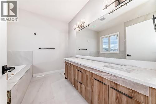 Primay en-suite - 508 Heritage Boulevard, Cochrane, AB - Indoor