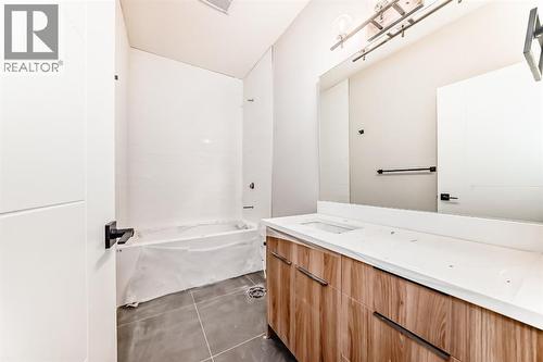 Family Bathroom - 508 Heritage Boulevard, Cochrane, AB - Indoor