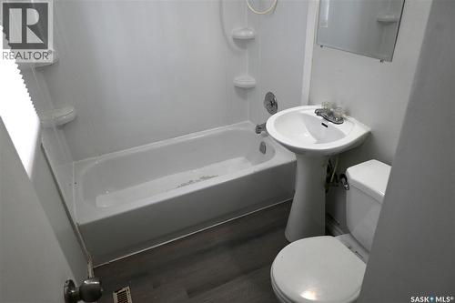 4201 6Th Avenue, Regina, SK - Indoor Photo Showing Bathroom