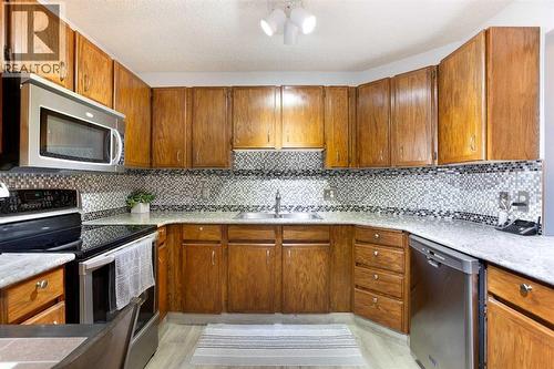 9, 225 Berwick Drive Nw, Calgary, AB - Indoor Photo Showing Kitchen With Double Sink