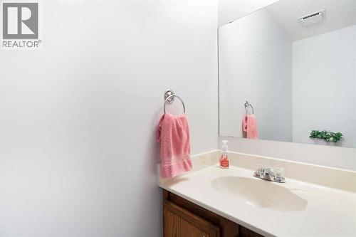 9, 225 Berwick Drive Nw, Calgary, AB - Indoor Photo Showing Bathroom