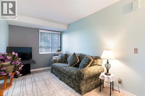 9, 225 Berwick Drive Nw, Calgary, AB - Indoor Photo Showing Living Room