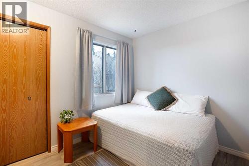 9, 225 Berwick Drive Nw, Calgary, AB - Indoor Photo Showing Bedroom