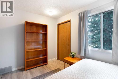 9, 225 Berwick Drive Nw, Calgary, AB - Indoor Photo Showing Bedroom