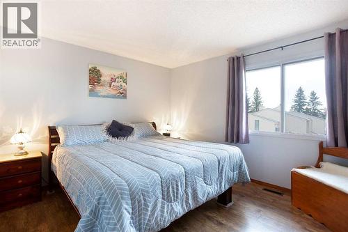 9, 225 Berwick Drive Nw, Calgary, AB - Indoor Photo Showing Bedroom