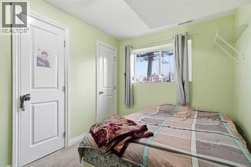 80 Taradale Drive S, Calgary, AB - Indoor Photo Showing Bedroom