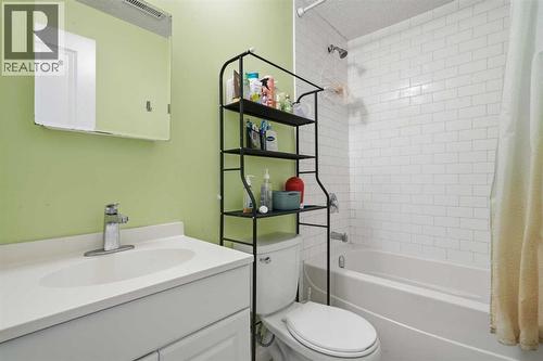 80 Taradale Drive S, Calgary, AB - Indoor Photo Showing Bathroom