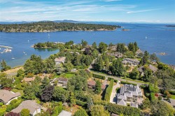 3260 Beach Dr  Oak Bay, BC V8R 6L8