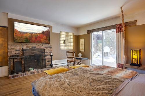 Chambre à coucher principale - 17 Ch. Mcfarland, Hatley - Canton, QC - Indoor With Fireplace