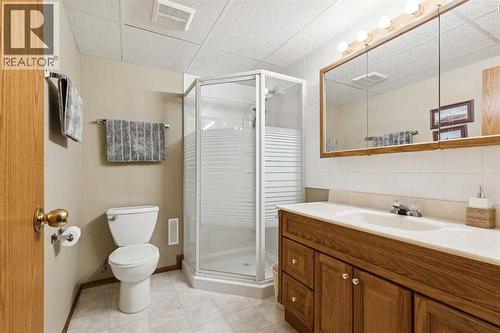1025 Shawnee Road Sw, Calgary, AB - Indoor Photo Showing Bathroom