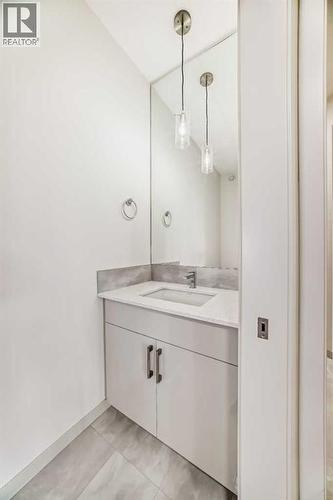 31 Lucas Passage Nw, Calgary, AB - Indoor Photo Showing Bathroom
