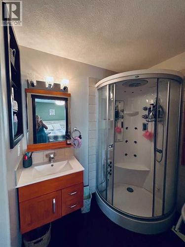 223 15 Street E, Brooks, AB - Indoor Photo Showing Bathroom