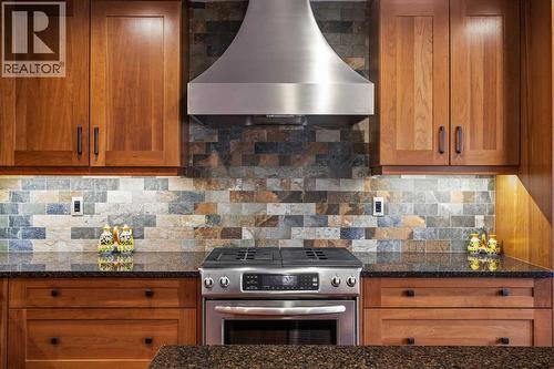 7 Creekside Mews, Canmore, AB - Indoor Photo Showing Kitchen