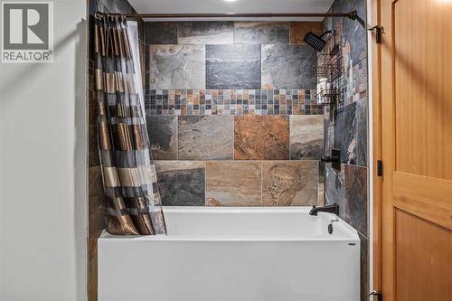 7 Creekside Mews, Canmore, AB - Indoor Photo Showing Bathroom
