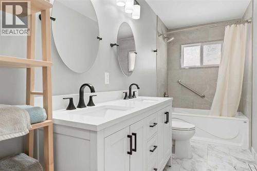 5 Piece Bathroom - 321 Haddon Road Sw, Calgary, AB - Indoor Photo Showing Bathroom