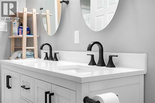 5 Piece Bathroom - 321 Haddon Road Sw, Calgary, AB - Indoor Photo Showing Bathroom