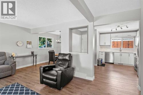 Living Room - 321 Haddon Road Sw, Calgary, AB - Indoor Photo Showing Living Room