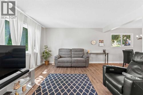 Living Room - 321 Haddon Road Sw, Calgary, AB - Indoor Photo Showing Living Room