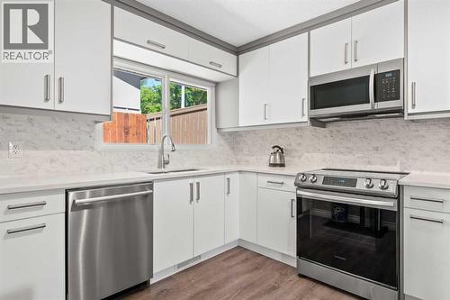 Kitchen - 321 Haddon Road Sw, Calgary, AB - Indoor Photo Showing Kitchen With Upgraded Kitchen