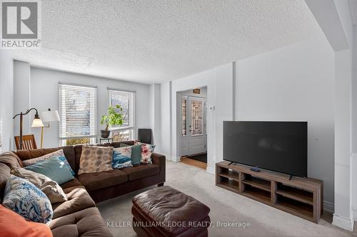 5 Giffin Road, Hamilton, ON - Indoor Photo Showing Living Room