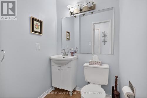 5 Giffin Road, Hamilton, ON - Indoor Photo Showing Bathroom