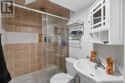 5 Giffin Road, Hamilton, ON - Indoor Photo Showing Bathroom