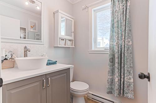 Powder room - 586 Rue Gérard-Proulx, Saint-Eustache, QC - Indoor Photo Showing Bathroom