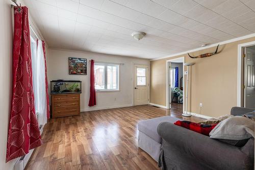 Salon - 220 2E Avenue, Weedon, QC - Indoor