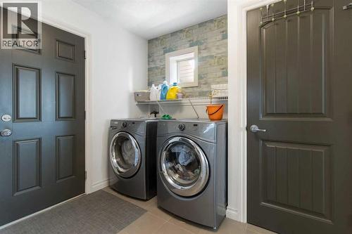 11 Muirfield Close, Lyalta, AB - Indoor Photo Showing Laundry Room