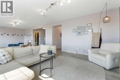 11 Muirfield Close, Lyalta, AB - Indoor Photo Showing Living Room