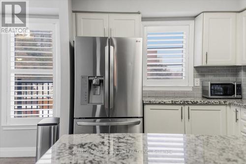 2 - 2375 Truscott Drive, Mississauga, ON - Indoor Photo Showing Kitchen With Upgraded Kitchen