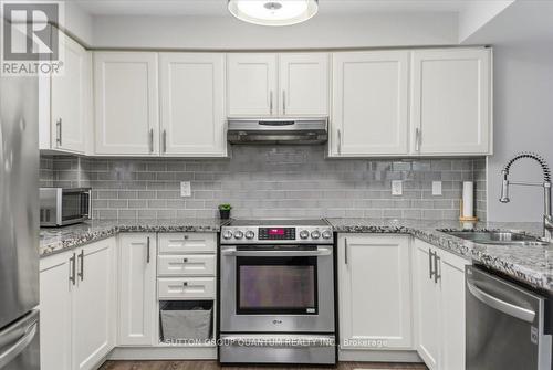 2 - 2375 Truscott Drive, Mississauga, ON - Indoor Photo Showing Kitchen With Upgraded Kitchen