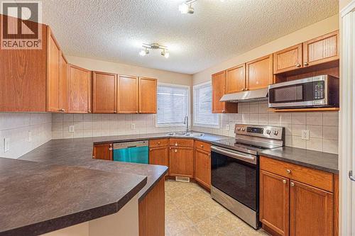 427 Saddlebrook Way Ne, Calgary, AB - Indoor Photo Showing Kitchen