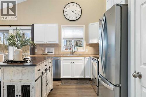 20 Willow Brook Crescent Nw, Airdrie, AB - Indoor Photo Showing Kitchen With Double Sink With Upgraded Kitchen