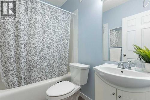 20 Willow Brook Crescent Nw, Airdrie, AB - Indoor Photo Showing Bathroom
