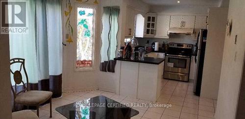 1406 Emerson Lane, Mississauga, ON - Indoor Photo Showing Kitchen