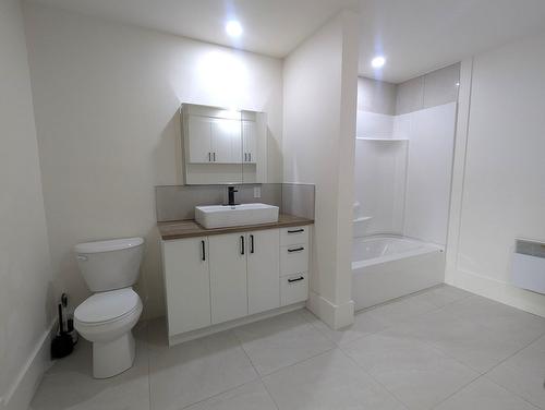 Bathroom - 454 Rue Papineau, Sherbrooke (Fleurimont), QC - Indoor Photo Showing Bathroom