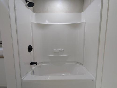 Bathroom - 454 Rue Papineau, Sherbrooke (Fleurimont), QC - Indoor Photo Showing Bathroom