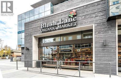 The shops and amenities in Marda Loop are an easy walk - 1603 42 Avenue Sw, Calgary, AB - Outdoor