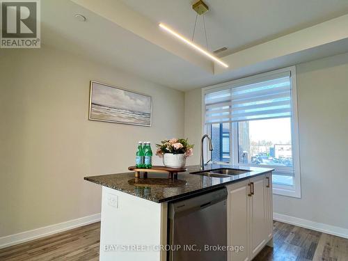13 - 370 Red Maple Road, Richmond Hill, ON - Indoor Photo Showing Kitchen With Double Sink