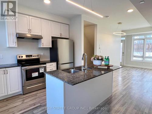 13 - 370 Red Maple Road, Richmond Hill, ON - Indoor Photo Showing Kitchen With Double Sink With Upgraded Kitchen