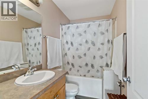 228 Paris Crescent, Fort Mcmurray, AB - Indoor Photo Showing Bathroom