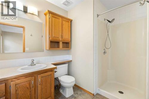 95 Cambridge Glen Drive, Strathmore, AB - Indoor Photo Showing Bathroom