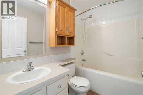 95 Cambridge Glen Drive, Strathmore, AB - Indoor Photo Showing Bathroom