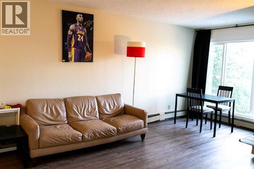 35, 75 Temple Boulevard W, Lethbridge, AB - Indoor Photo Showing Living Room